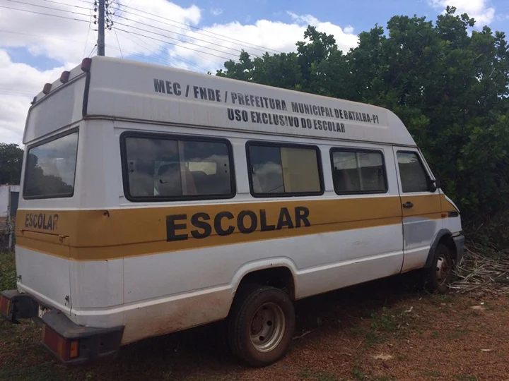 Ônibus escolar sem funcionamento no município de Batalha 