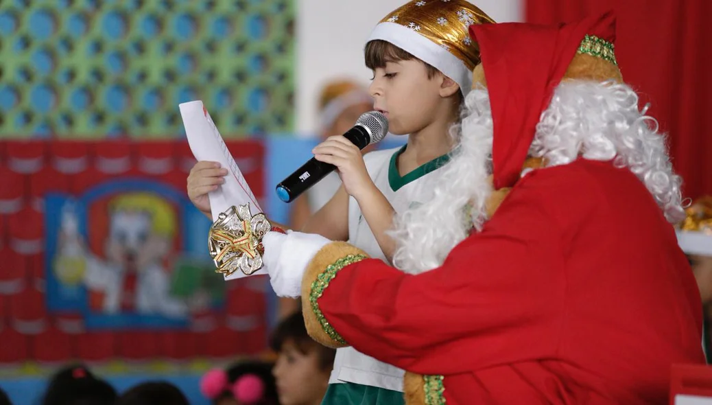 Papai Noel ajuda criança durante apresentação
