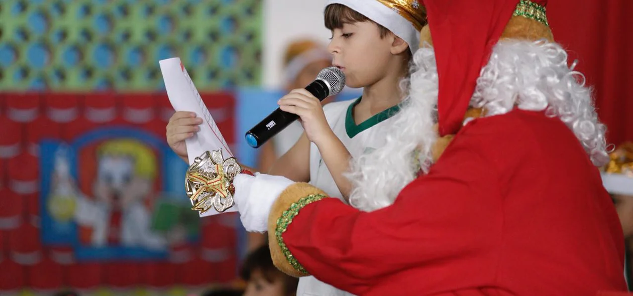 Papai Noel ajuda criança durante apresentação