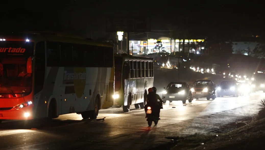 Um longo congestionamento se formou nos dois lados da pista