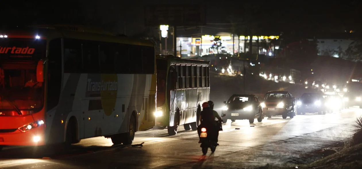 Um longo congestionamento se formou nos dois lados da pista