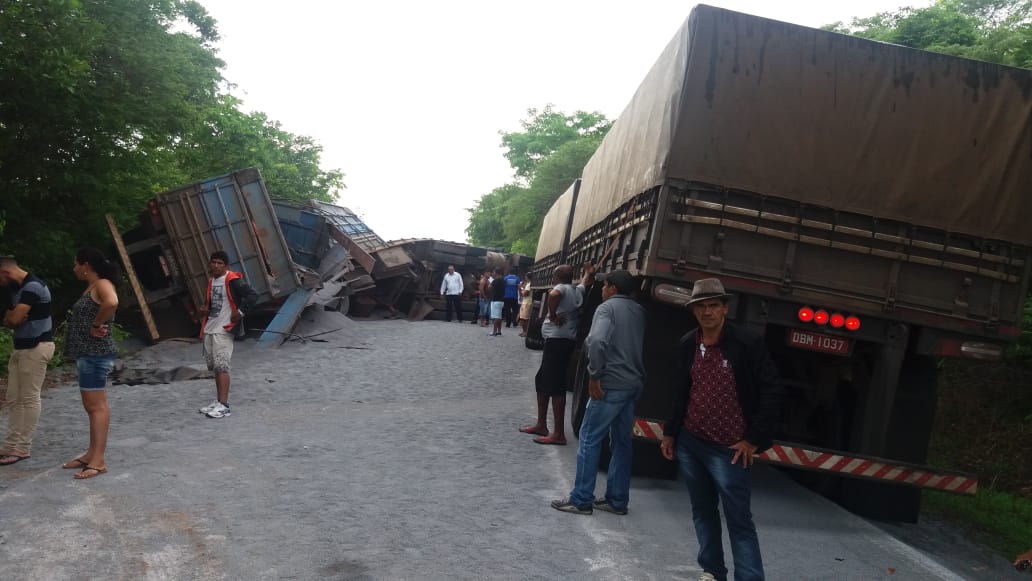 Carreta bloqueou trânsito na BR 135 