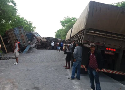 Carreta bloqueou trânsito na BR 135 