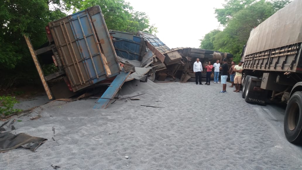 Carreta tombou na BR 135