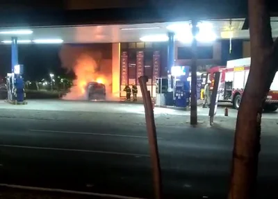 Veículo pega fogo em posto de gasolina em Teresina