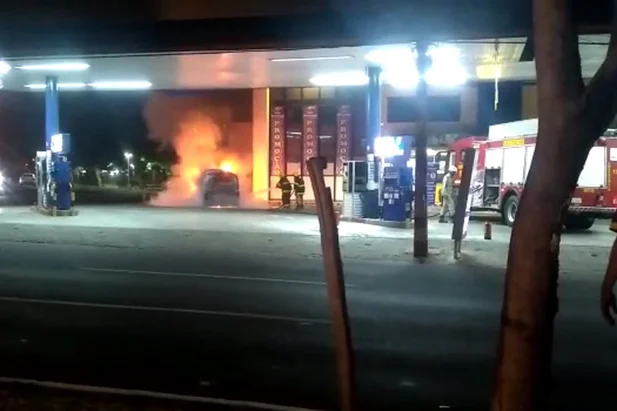Veículo pega fogo em posto de gasolina em Teresina
