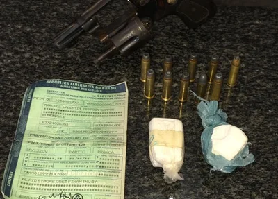 Cocaína e revólver apreendido com os suspeitos 