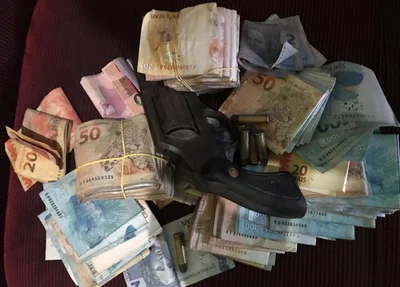Foram apreendidos 25 mil reais na residência.