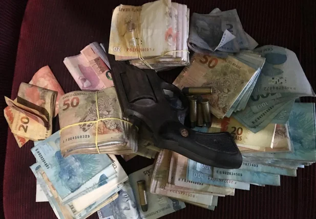 Foram apreendidos 25 mil reais na residência.