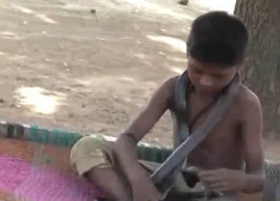 Devish Adivasi, de 7 anos gosta de brincar com cobras