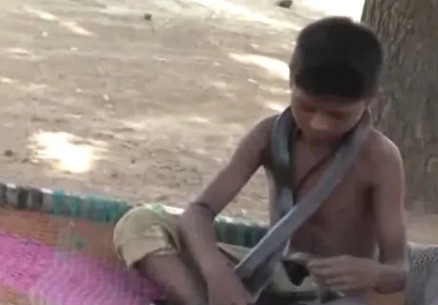 Devish Adivasi, de 7 anos gosta de brincar com cobras