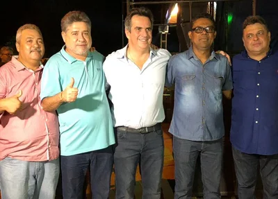 João Mádison ao lado de lideranças políticas em Amarante