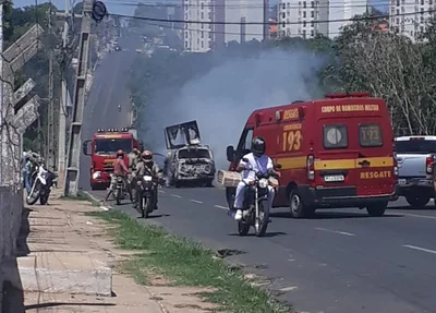 Kombi pegou fogo em frente ao cemitério Jardim da Ressurreição