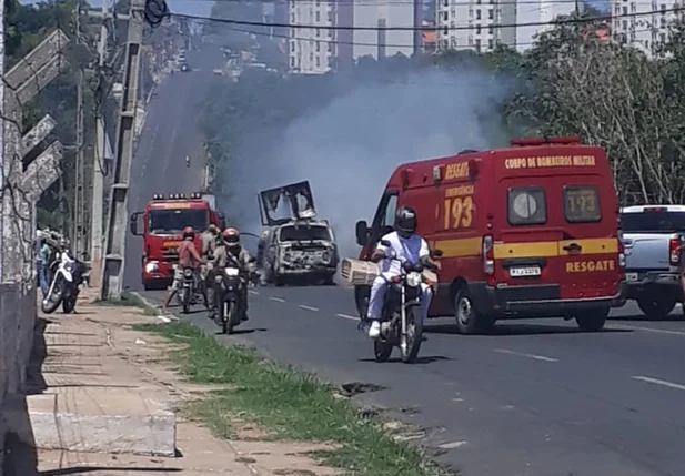 Kombi pegou fogo em frente ao cemitério Jardim da Ressurreição