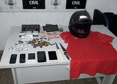 Objetos apreendidos nas casas dos suspeitos 