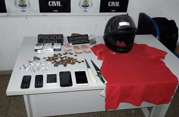 Objetos apreendidos nas casas dos suspeitos 