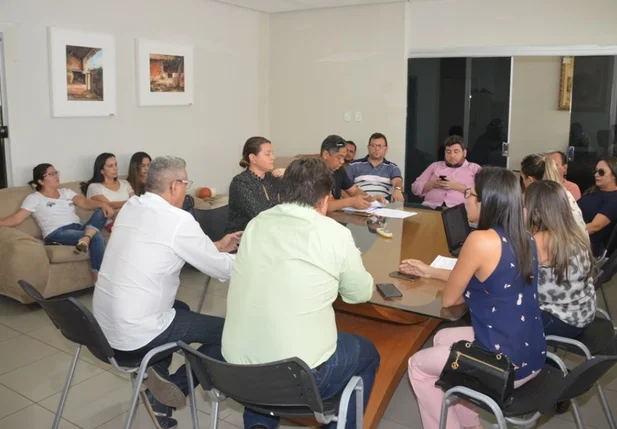 Vereadores discutem projeto com profissionais de nível superior