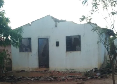 A casa ficou completamente destruída e nenhum objeto foi salvo.