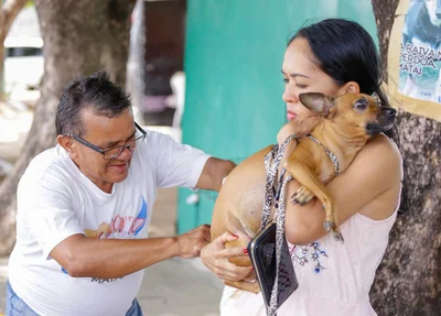 Cachorro assustado no momento da vacinação