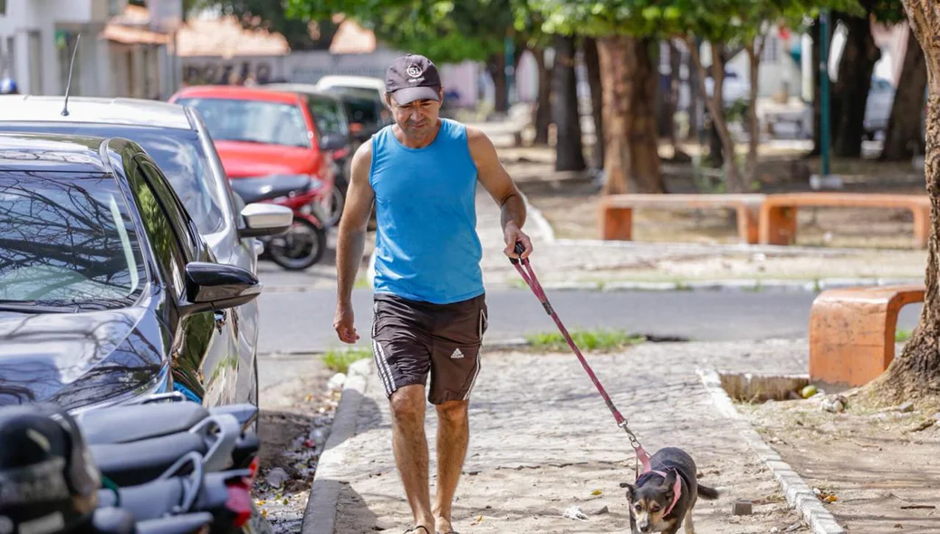 Dono com cachorro em dia de vacinação