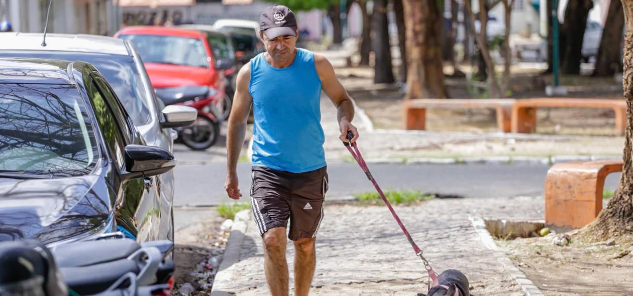 Dono com cachorro em dia de vacinação