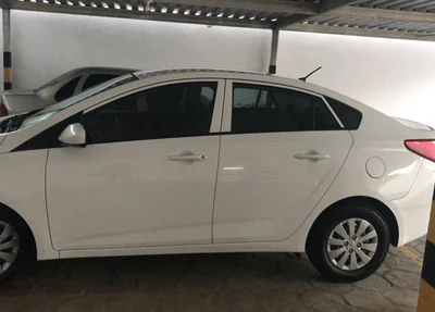 Os criminosos roubaram um veículo modelo HB20 sedan  
