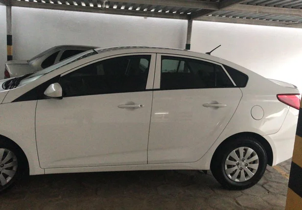 Os criminosos roubaram um veículo modelo HB20 sedan  