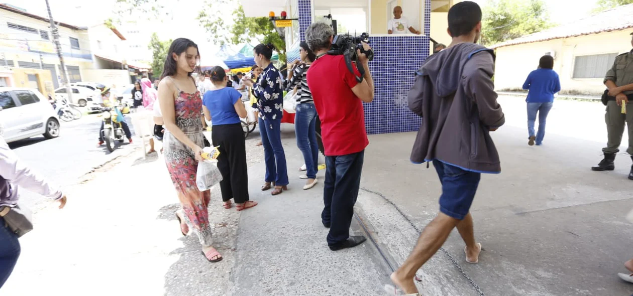 Estudante chegando para o segundo dia de provas do Enem