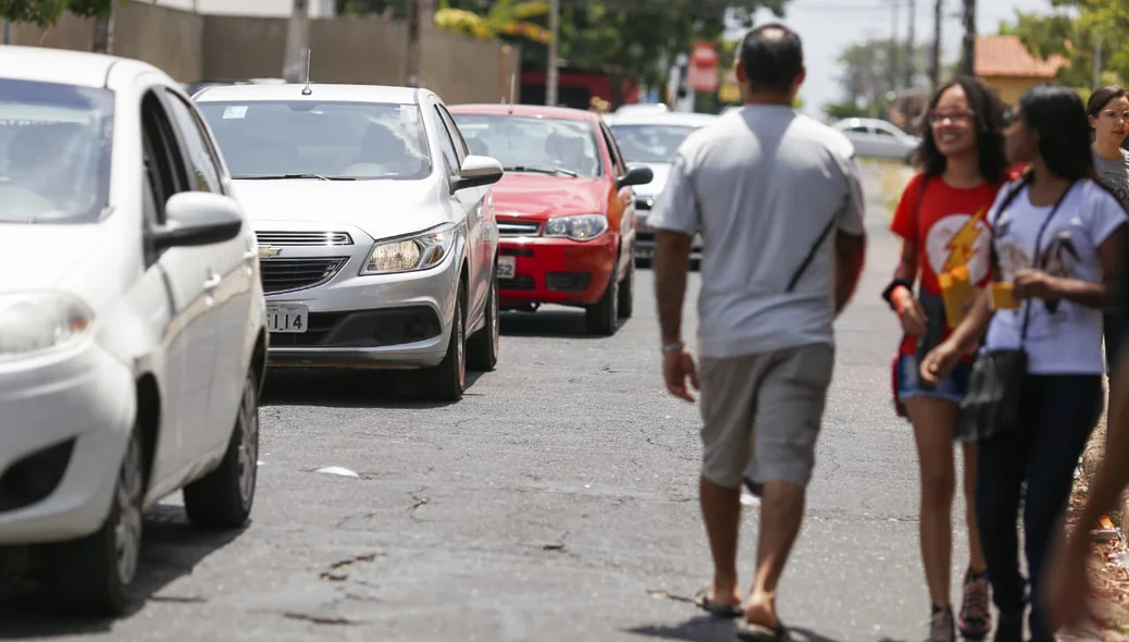 Fila de carros para o segundo dia de provas do Enem