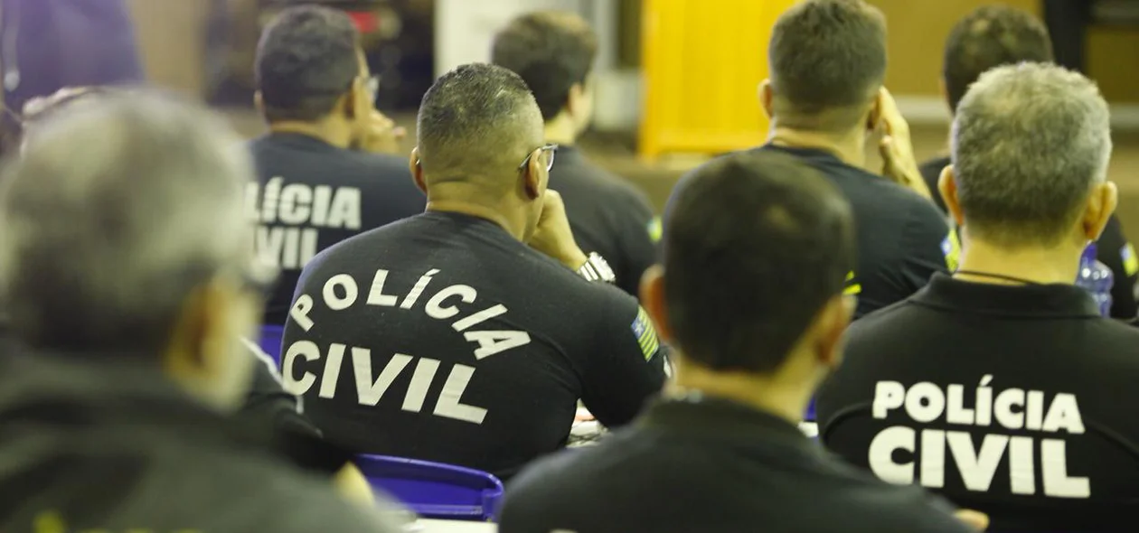 Agentes e Delegados de Polícia participando do curso