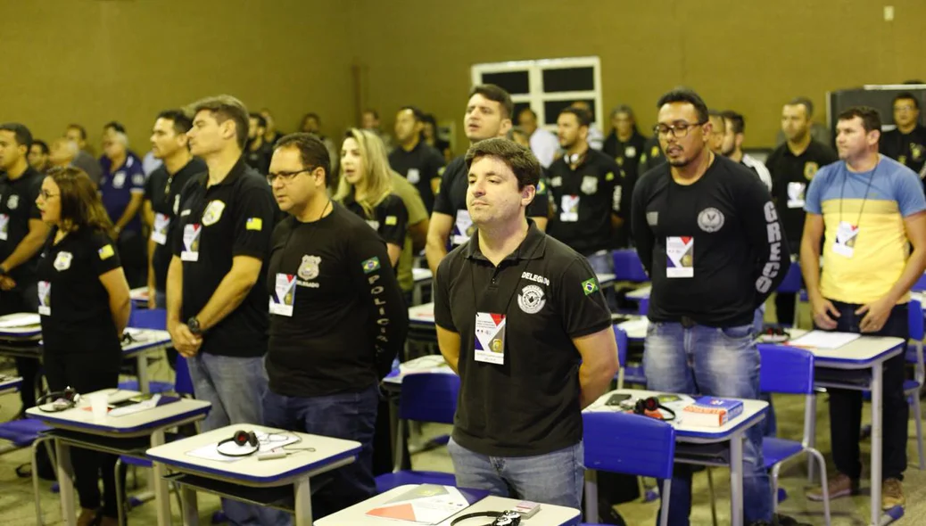 Delegado Cadena Júnior participando do curso