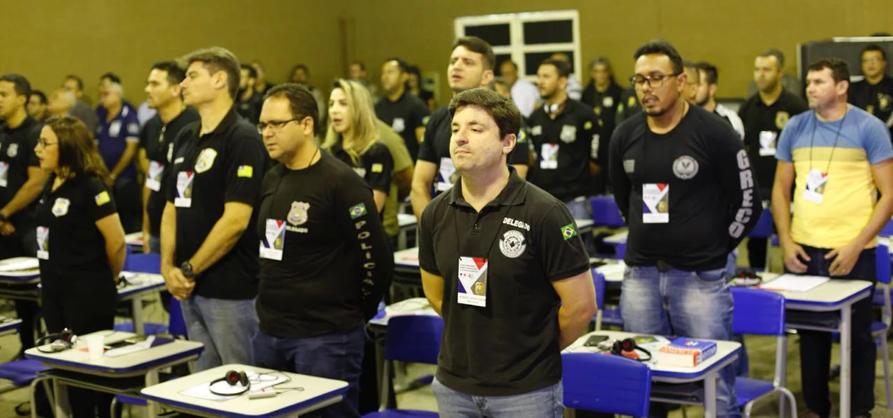 Delegado Cadena Júnior participando do curso