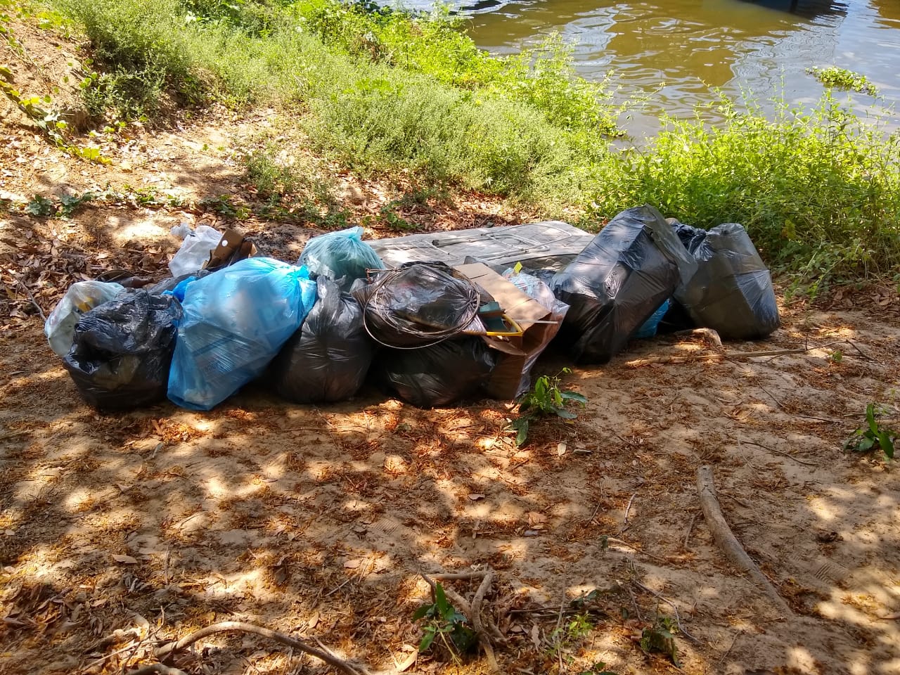 Lixo recolhido das margens do rio Poti