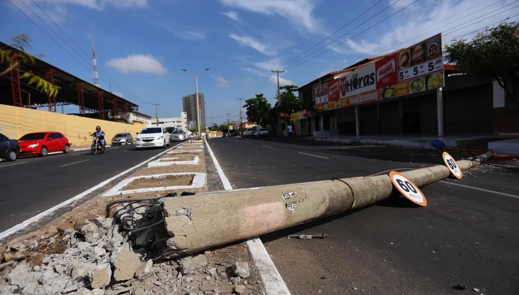Mulher perdeu o controle do veículo e derrubou o poste