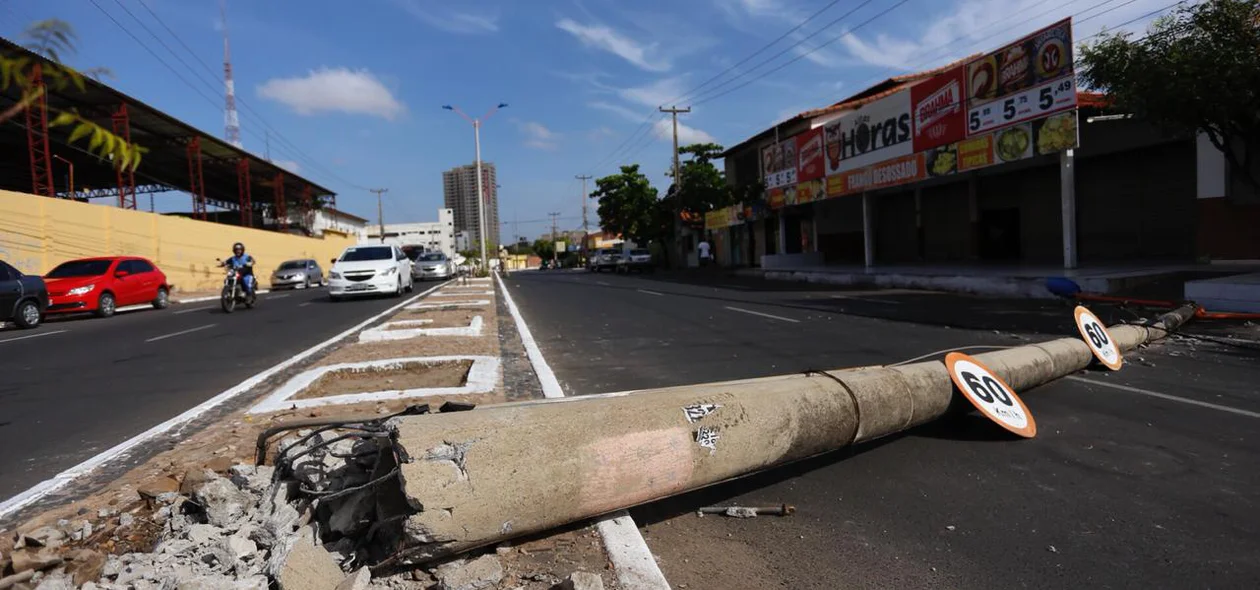 Mulher perdeu o controle do veículo e derrubou o poste