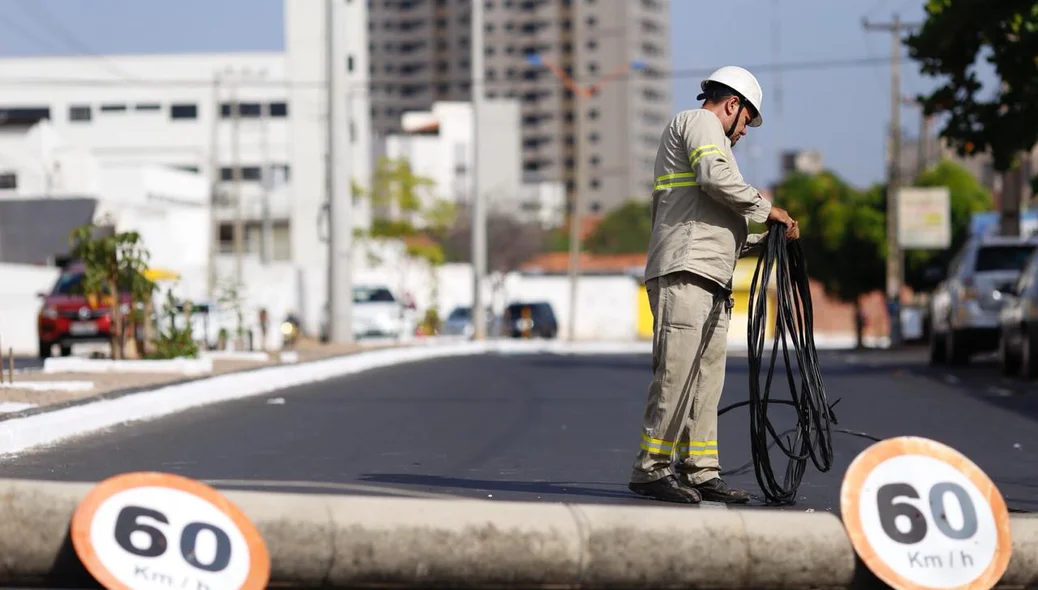 Poste caiu sobre a via