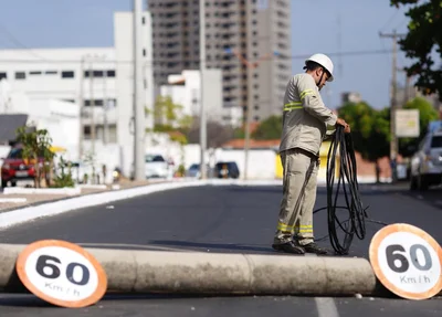 Poste caiu sobre a via