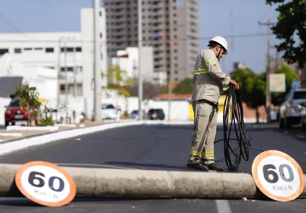 Poste caiu sobre a via