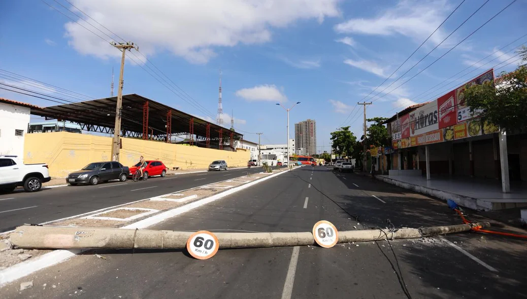 Poste tomou toda a pista