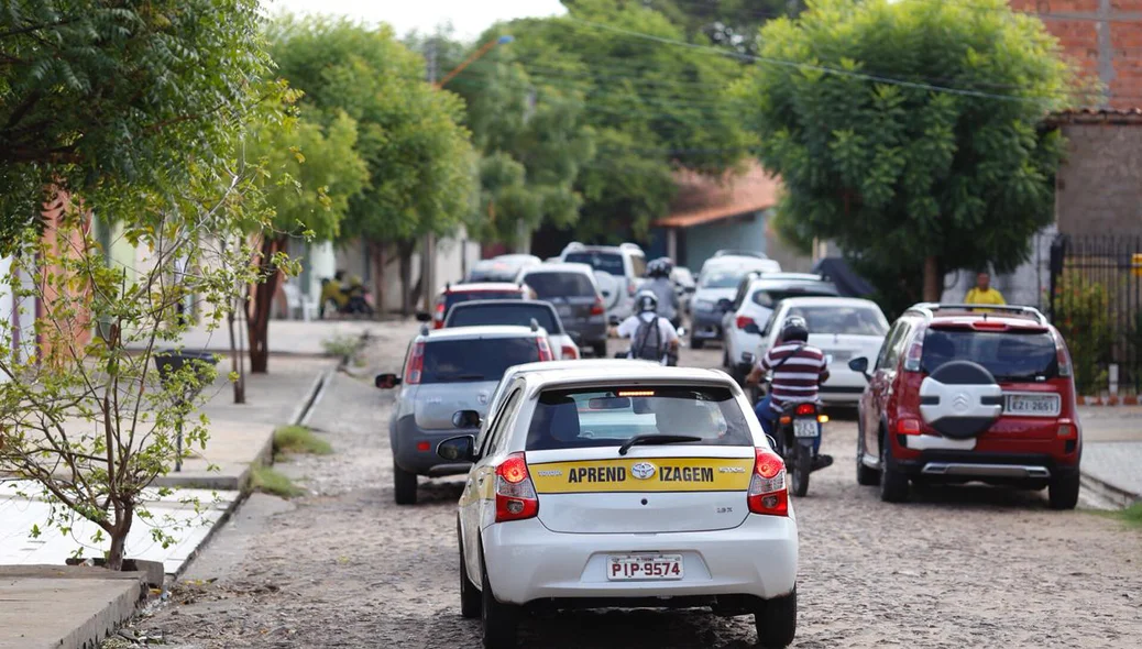 Trânsito foi desviado para uma via lateral