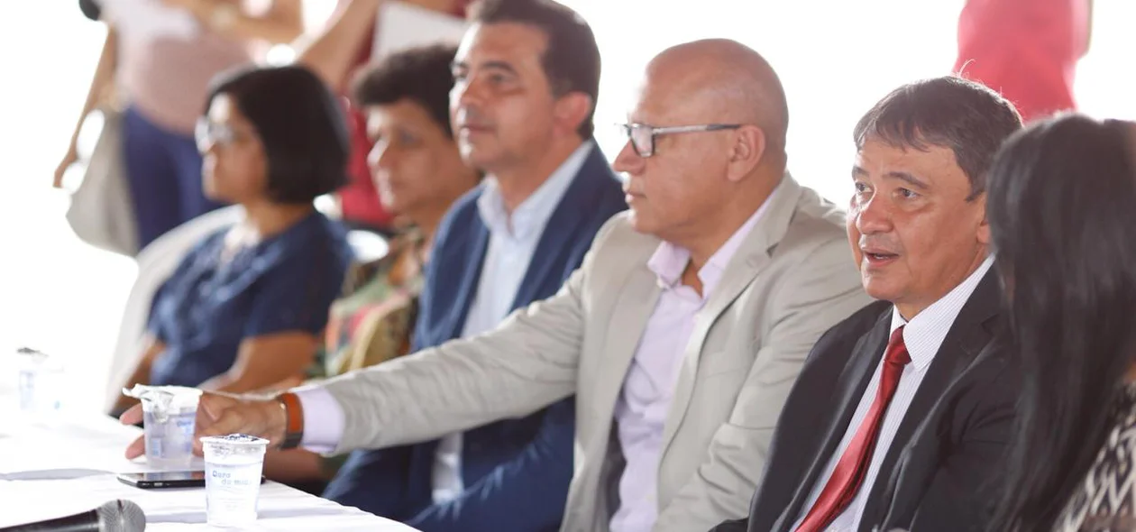 Autoridades presentes na solenidade