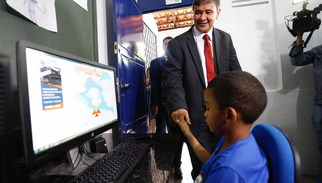 Governador cumprimenta jovem na AMA