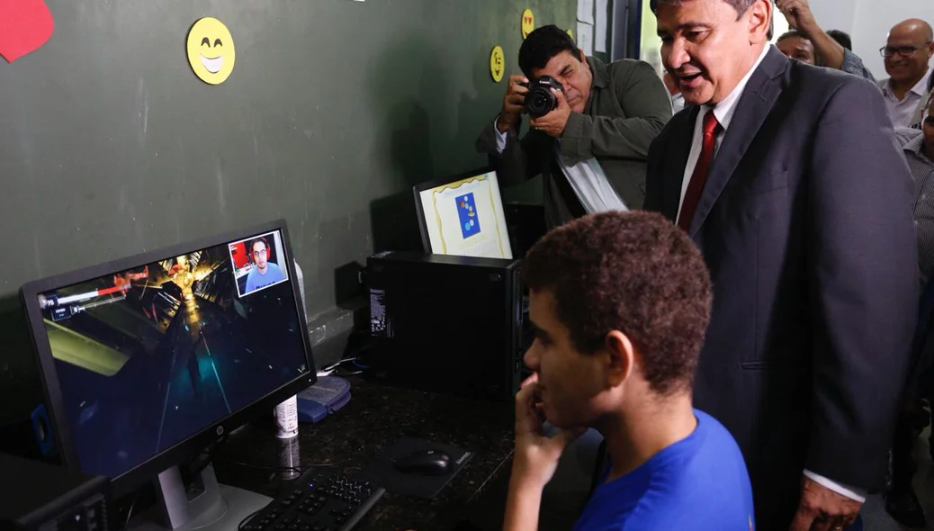 Governador visita sala de Informática 