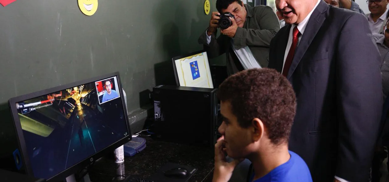 Governador visita sala de Informática 