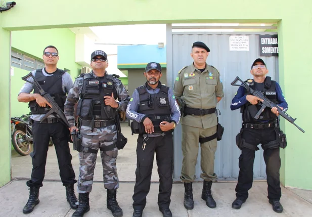 Policiais que participaram da operação