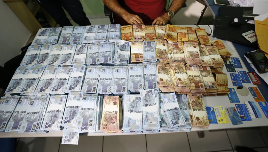 Foram apreendidas cédulas de R$ 20,00, R$ 50,00 e R$ 100,00