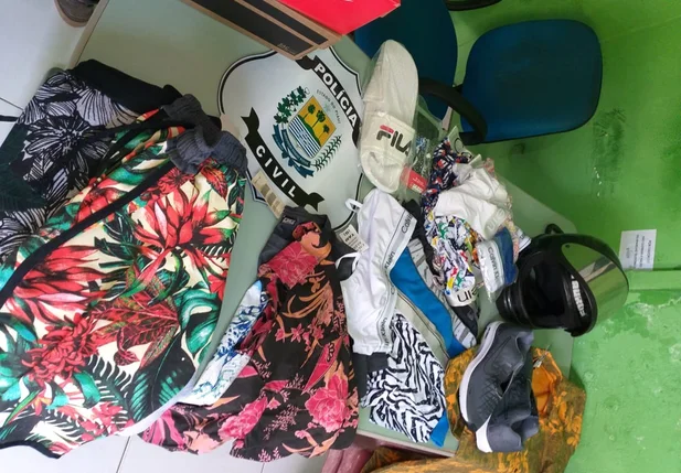Parte do material encontrado pela polícia