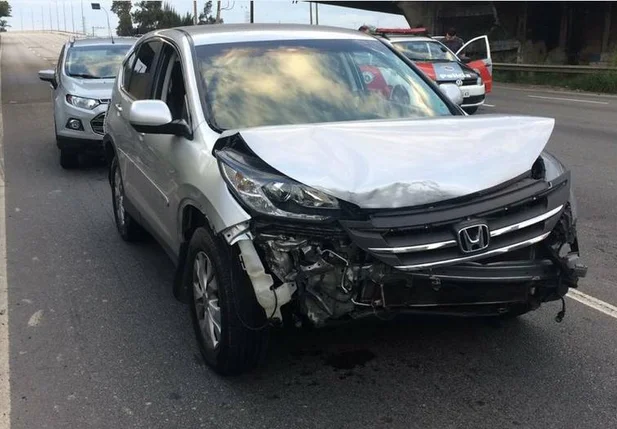 Carro atingindo