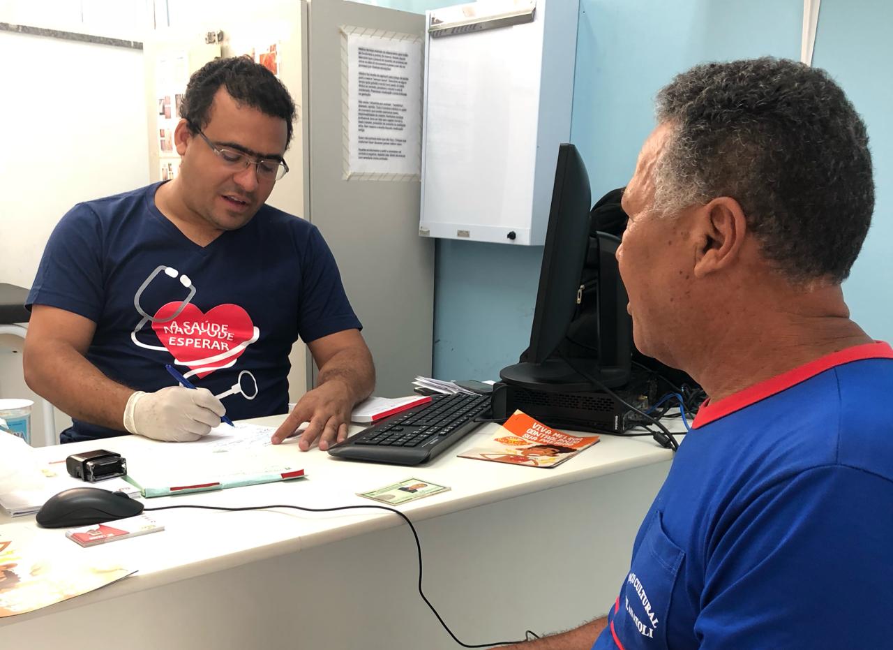 Dr. Lázaro realizando atendimento médico