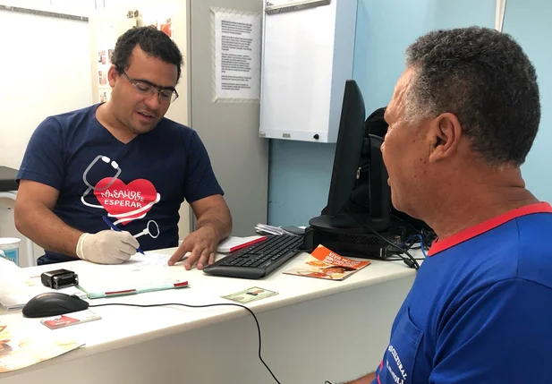 Dr. Lázaro realizando atendimento médico